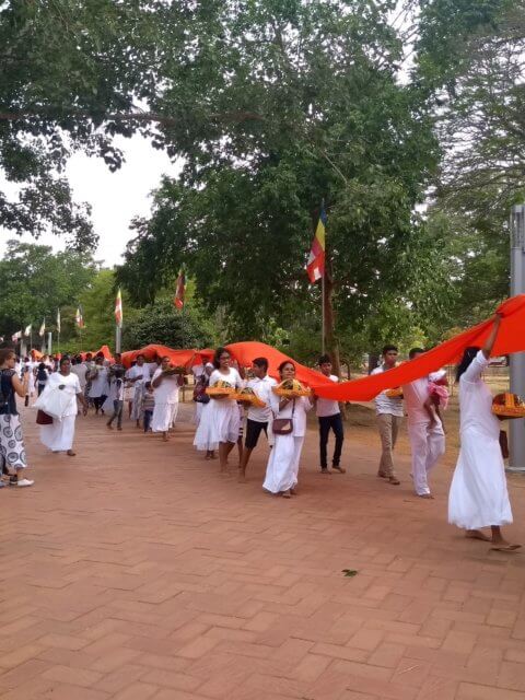 Prozession zur Dagoba Anuradhapura