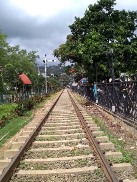 Entlang der Gleise in Kandy